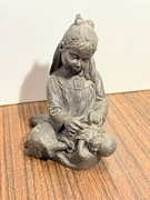 Śliczna figurka jak z brązu dziewczynka z dzieckiem #1