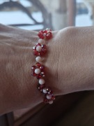 Bransoletka damska z koralików szklanych – czerwień i mleczna biel