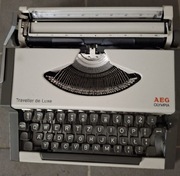 Maszyna do pisania AEG Olympia Traveller de Luxe. 