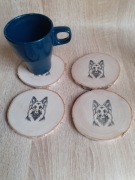 Owczarek niemiecki. Podkładka pod kubek naturalne drzewo 