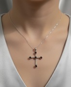 Krzyżyk srebrny, srebro z granatami, zawieszka krzyżyk