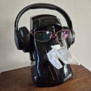 Stojak na słuchawki, okulary i pojemnik na chusteczki z Temu, NOWY