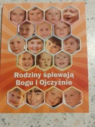 Rodziny śpiewają Bogu i Ojczyźnie.