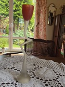 Szklany świecznik na ozdobnej podstawie