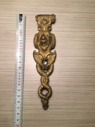 Metalowy element dekoracyjny, Mosiężny. Ornament, ozdoba, kołatka