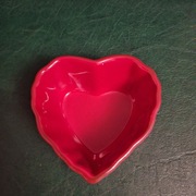 Czerwona ceramiczna miseczka w kształcie serca 