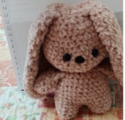 Miętowy króliczek na szydełku róż