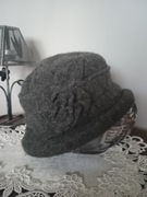 Kapelusz wełniany szary z kwiatową ozdobą 100% laine