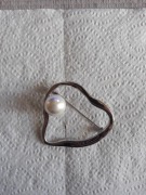 Posrebrzana broszka serce