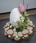 Stroik wielkanocny na podstawie z plastrów drewna jajo tulipan pióra 