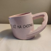 Krzywy kubek ceramiczny „Nie leż na chodniku” – różowy – śmieszny prezent 