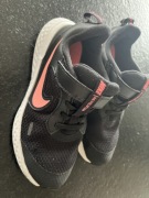 Nike revolution r.33