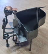 Gra na fortepianie. Figurka z metalu. Prezent