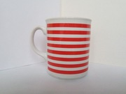 Kubek w czerwone paski