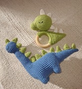 Zestaw grzechotka i maskotka dinozaur na szydełku, prezent dla dziecka 