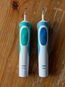 dwie szczoteczki elektryczne Braun Oral B z ładowarkami