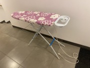 Deska do prasowania, szeroki blat z półką, gniazdem, pałąkiem na przewód