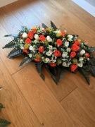 stroik nagrobny z neonowymi pomarańczowymi różami