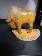 Drewniany żubr figurka 