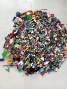 Oryginalne klocki Lego na wagę z figurkami. Stan bardzo dobry 