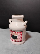 Ceramiczny dzbanuszek, przypominający tradycyjną kankę, z motywem kury. 