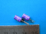 2szt. kondensatory polimerowe(?) Albo tantalowe(?) 1/25