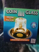 Moneta w szklance. Sztuczka magiczna. magia, rekwizyt