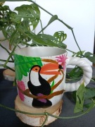 Kubek ręcznie malowany z ptakiem tukanem 