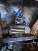 Stary silnik elektryczny na ramie z kołami 7,5 kW