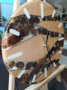 Zegar ścienny z żywicy i szyszek. Prezent