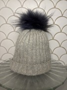 Szara czapka z puszystym odpinanym pomponem 70% wełna