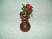 MAŁY DREWNIANY WAZONIK ZE SZTUCZNĄ RÓŻYCZKĄ