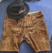 Bawarskie spodnie skórzane  trachtenlederhosen marki Pöllinger.