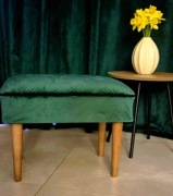 Elegancka pufa glamour zielona, welurowa, drewniane nóżki