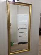 Lustro w złotej ramie 