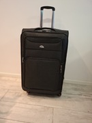 Czarna duża walizka