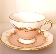 **różowa filiżanka złota sygnatura porcelana Foley 1945+