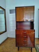 Szafka z barkiem, wzór mahoń-połysk z epoki PRL (1973) regał / szafa