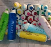 Poduszka kredka z imieniem dziń dziecka  