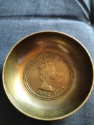 Złom Mosiężna pamiątkowa miseczka z koronacji Królowej Elżbiety II