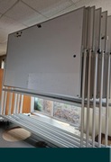 Tablica biała suchościeralna magnetyczna na kółkach (120x180) + magnesy