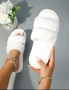 Damskie modne pluszowe białe  kapcie