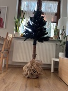 Choinka sztuczna na sosnowym drewnie