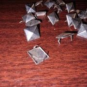 Ćwieki piramidki nity kwadratowe 1 cm, 20 szt.