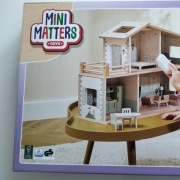 Domek dla lalek Mini Matters drewniany meble 40 cm prezent zestaw
