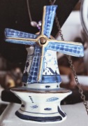 Porcelana - Delft Holandia -kolekcjonerski wiatraczek z porcelany.