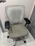 Fotel ergonomiczny biurowy Haworth Zody Comforto - wygodny, kremowy