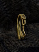 Bransoleta paracord z wędkarskim akcentem khaki