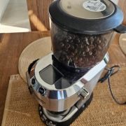 Młynek żarnowy DeLonghi Dedica KG521.M 