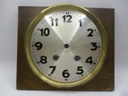 STARA TARCZA WISZĄCEGO ZEGARA NA DREWNIANYM PODKŁADZIE